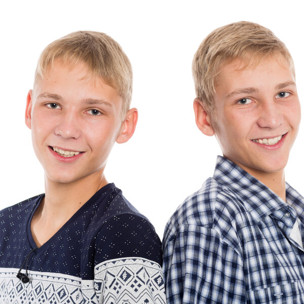 Zwei Jugendliche Rücken an Rücken, lächelnd